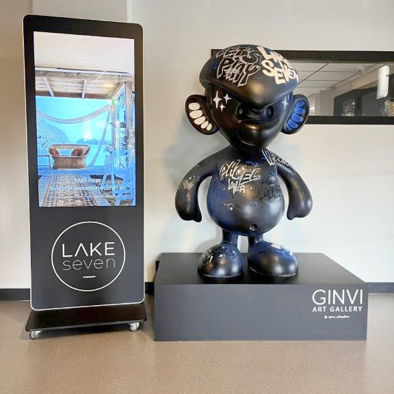 Binkie XL, gepersonaliseerd kunstwerk, kunstwerk op maat, handbeschilderd beeld, bedrijfsdecoratie kunst, kunst voor evenementen, bruiloft kunstwerk, unieke eyecatcher, grote kunst voor interieur, Binkie beeld kopen, custom made kunst, GINVI Art Gallery, kunst op sokkel, gepersonaliseerd beeld laten maken, kunst voor bedrijven, kunst voor horeca, grote sculpturen, kunst in huisstijl kleuren, maatwerk kunst Rotterdam, handgemaakte kunstwerken