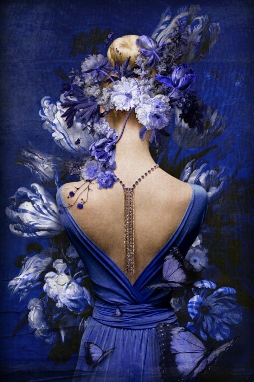 vrouwelijk kunstportret, blauw kunstwerk bloemen, kunst met vrouw van achteren, Apien kunst GINVI, luxe kunst met bloemen en vlinders, handgemaakt kunstwerk Nederland, vrouwelijke elegantie in kunst, uniek kunstwerk voor interieur, schilderij in blauw tinten, fine art design