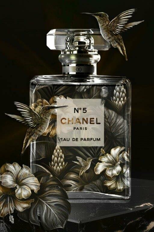 Chanel schilderij kopen, tropisch kunstwerk met kolibrie, luxe wanddecoratie hotel chique, parfum kunst Apien, Chanel kunst Capelle aan den IJssel, schilderij Alexandrium, luxe kunst Barendrecht, parfumfles schilderij, tropische glamour kunst Rotterdam, kunst met bloemen en vogels