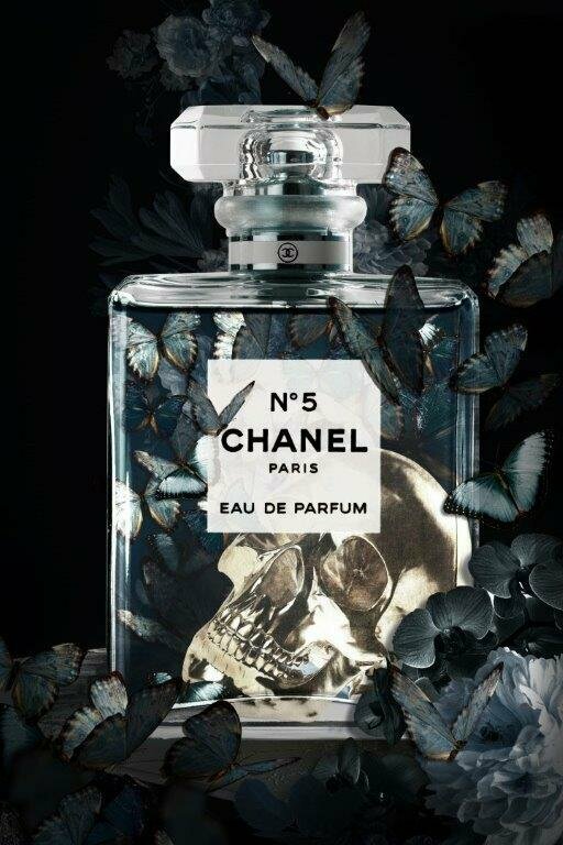 Chanel kunstwerk schedel, Apien schilderij Chanel parfum, kunst met vlinders en skull, hotel chique wanddecoratie, zwarte kunst luxe stijl, schilderij kopen Rotterdam, Chanel kunst Alexandrium, kunst voor hotels Capelle aan den IJssel, schilderij Barendrecht, parfum kunst GINVI