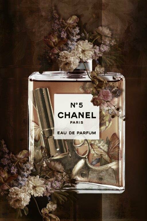 Chanel parfum kunst met pistool, gedurfde wanddecoratie, Apien kunstwerk Chanel revolver, luxe schilderij met bloemen en wapens, hotel chique kunst, schilderij kopen Barendrecht, Chanel art Capelle aan den IJssel, GINVI schilderij Alexandrium, moderne kunst met twist Rotterdam
