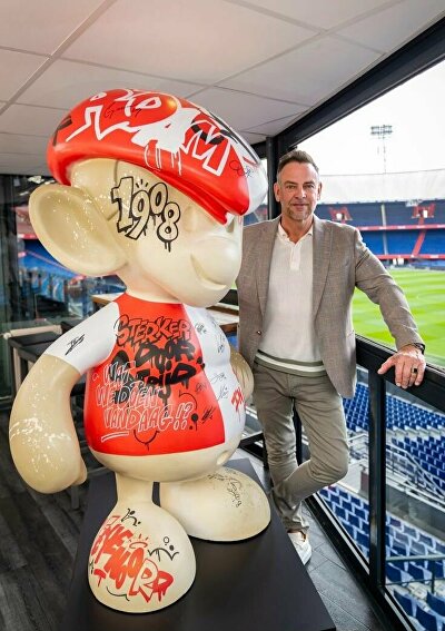 GINVI Art Gallery, kunstgalerie Rotterdam, Binkie kunstbeeld, Binkie XL, Feyenoord kunst, Feyenoord relatiegeschenk, kunst op maat Rotterdam, graffiti kunst Rotterdam, custom made art, kunst cadeau, relatiegeschenk kunst, exclusieve kunstwerken, moderne kunst Rotterdam, kunst op bestelling, bedrijfs kunstobject, kunst voor kantoren, kunst voor bedrijven, kunst in De Kuip, street art Rotterdam, unieke kunstobjecten