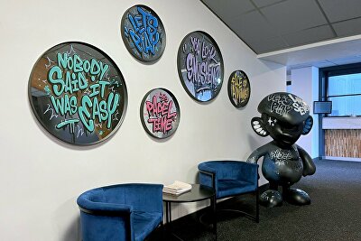 ginvi art gallery, binkie xl, graffiti spiegels, kunst op maat, kunst voor bedrijven, maatwerk kunstwerken, interieur kunst, streetart interieur, padel kunst, lake seven, rotterdam art gallery, graffiti art rotterdam, kunst voor sportlocaties, art on demand, moderne kunst op maat, bedrijfsinterieur kunst, custom art rotterdam, handbeschilderde spiegels, kunst en sport, creatieve wanddecoratie