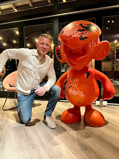 Binkie XL, Ginvi Binkie, Nederlands Elftal Binkie, Binkie XL veiling, Binkie voor het goede doel, Dirk Kuyt Foundation, Dirk Kuyt Foundation veiling, Dirk Kuyt Foundation Padel Toernooi, Binkie Dirk Kuyt, Binkie kunstwerk, Binkie Nederlands elftal, Nederlands elftal kunstwerk, Oranje kunstwerk, oranje Binkie, kunstwerk Nederlands elftal, voetbal kunstwerk, sport kunstwerk, graffiti kunstwerk, live art event, Timo graffiti artiest, Ginvi kunstenaar, Frank van Ginvi, uniek kunstwerk voor het goede doel, exclusief kunstwerk veiling, Binkie veiling 2025, Dirk Kuyt Foundation kunst, sport en kunst, veiling voor goede doel, Binkie XL Oranje editie, Nederlands elftal veiling, voetbal kunst veiling, padel event Dirk Kuyt Foundation, Berry Janse Zoetermeer, Ginvi event, Nederlandse kunstenaar Timo, handgemaakt kunstwerk Nederlands elftal, gesigneerd door Dirk Kuyt, gesigneerd door Nederlands elftal, gesigneerde kunst, limited edition Binkie, uniek Nederlands kunstobject, Binkie XL 2025, Ginvi kunstproject, Binkie art collectie, Ginvi limited edition, Binkie kunst voor het goede doel