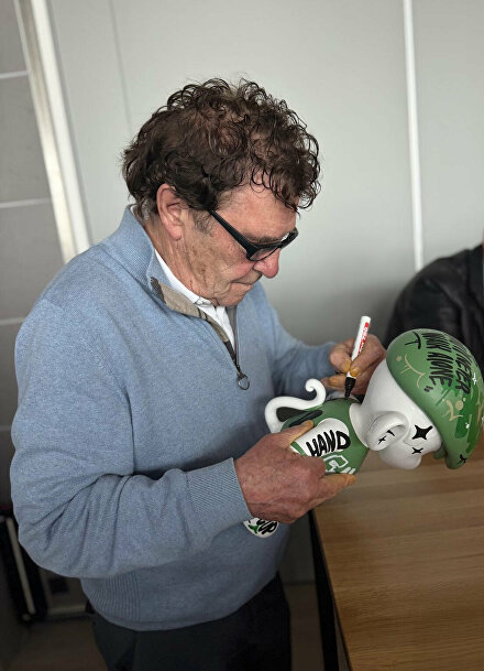 Feyenoord Binkie, Feyenoord Binkie XL, Ginvi Binkie, Feyenoord kunstwerk, Feyenoord 1970, Feyenoord wereldbeker 1970, wereldbeker Feyenoord, Joop van Daele doelpunt, Willem van Hanegem handtekening, Willem van Hanegem gesigneerd, gesigneerde Feyenoord Binkie, Embrace Life kunst, Rob van Embrace Life, Ginvi kunstwerk, Binkie kunstwerk, Binkie limited edition, Feyenoord kunst, Feyenoord fan art, Feyenoord memorabilia, Feyenoord collectors item, Feyenoord beeldje, Feyenoord beeld, Feyenoord kunst aan de muur, Feyenoord design, Feyenoord decoratie, Feyenoord legende, Feyenoord geschiedenis, Feyenoord De Kuip, De Kuip kunstwerk, kunstwerk De Kuip, Feyenoord trots, Feyenoord passie, oranje kunstwerk, Nederlands voetbal kunst, voetbal kunstwerk, voetbal beeldje, voetbal kunst, voetbal fan art, voetbal geschiedenis, Nederlandse club wereldbeker, unieke Feyenoord kunst, handgemaakt kunstwerk Feyenoord, Ginvi streetart, Timo graffiti artiest, graffiti kunst Feyenoord, custom art Feyenoord, Binkie Feyenoord editie, Binkie collectie, Binkie XL 2025, Ginvi kunstcollectie, limited edition Feyenoord, gesigneerde kunst Feyenoord, Willem van Hanegem kunst, uniek Feyenoord item, Feyenoord 1970 herinnering, wereldbeker kunst, voetbal erfgoed, Rotterdam kunst, Rotterdam voetbal kunst, Rotterdam streetart, Ginvi Rotterdam, kunst voor Feyenoord fans, exclusieve Feyenoord kunst