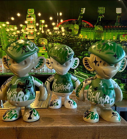 Feyenoord Binkie, Feyenoord Binkie XL, Ginvi Binkie, Feyenoord kunstwerk, Feyenoord 1970, Feyenoord wereldbeker 1970, wereldbeker Feyenoord, Joop van Daele doelpunt, Willem van Hanegem handtekening, Willem van Hanegem gesigneerd, gesigneerde Feyenoord Binkie, Embrace Life kunst, Rob van Embrace Life, Ginvi kunstwerk, Binkie kunstwerk, Binkie limited edition, Feyenoord kunst, Feyenoord fan art, Feyenoord memorabilia, Feyenoord collectors item, Feyenoord beeldje, Feyenoord beeld, Feyenoord kunst aan de muur, Feyenoord design, Feyenoord decoratie, Feyenoord legende, Feyenoord geschiedenis, Feyenoord De Kuip, De Kuip kunstwerk, kunstwerk De Kuip, Feyenoord trots, Feyenoord passie, oranje kunstwerk, Nederlands voetbal kunst, voetbal kunstwerk, voetbal beeldje, voetbal kunst, voetbal fan art, voetbal geschiedenis, Nederlandse club wereldbeker, unieke Feyenoord kunst, handgemaakt kunstwerk Feyenoord, Ginvi streetart, Timo graffiti artiest, graffiti kunst Feyenoord, custom art Feyenoord, Binkie Feyenoord editie, Binkie collectie, Binkie XL 2025, Ginvi kunstcollectie, limited edition Feyenoord, gesigneerde kunst Feyenoord, Willem van Hanegem kunst, uniek Feyenoord item, Feyenoord 1970 herinnering, wereldbeker kunst, voetbal erfgoed, Rotterdam kunst, Rotterdam voetbal kunst, Rotterdam streetart, Ginvi Rotterdam, kunst voor Feyenoord fans, exclusieve Feyenoord kunst