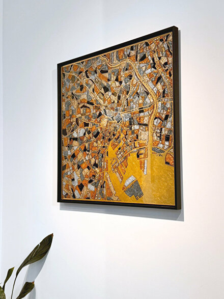 Tokio kunstwerk, Japanse kunst, Japan kunstwerk, abstract kunstwerk Tokio, kaart van Tokio kunst, goud kunstwerk, Swarovski kunstwerk, luxe wandkunst, modern Japans design, gouden kunst, abstracte stad kunst, Japanse stijl kunst, Japanse decoratie, kunst met bladgoud, epoxy kunstwerk, Ginvi Japan dag, Ginvi kunst, Swarovski design kunst, kunstwerk met Swarovski, luxe goud kunst, gouden glitter kunstwerk, Japans design interieur, Japanse stad kunst, moderne Japanse kunst, kaartkunst, citymap art, Tokio city art, abstract map art, luxe kunstwerk Tokio, Japans geïnspireerde kunst, exclusieve wanddecoratie, Japanse modern art, abstracte kaart kunst, gouden abstracte kunst, Swarovski goud kunstwerk, unieke Japanse kunst, Tokio glitter kunst, high-end kunstwerk, Japanse esthetiek, moderne wandkunst, Japans designobject, kunst met glitters, kunst met structuur, Ginvi kunstwerken