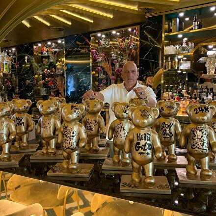 GINVI Art Gallery, Herman den Blijker, Restaurant GOUD Rotterdam, gouden beren kunst, gouden beeld Rotterdam, custom art sculpture, graffiti kunst Rotterdam, urban art design, horeca interieur kunst, design beeld horeca, kunst voor restaurants, kunstproject Rotterdam, kunst op maat, handgemaakt kunstobject, gold sculpture, golden art bear, custom graffiti sculpture, GINVI Rotterdam, contemporary art Netherlands, Dutch design art, exclusive art piece, restaurant art installation, artist collaboration Rotterdam, 24k gold art, interior art design, collectible sculpture, handmade art piece