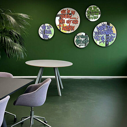 Ginvi, Univé, Univé Zoetermeer, Lilet, Op Zeker, kunst op maat, bedrijfsinterieur, kantoor kunst, graffiti kunst, muurkunst kantoor, inspirerend kantoor, interieurproject Univé, kunst voor bedrijven, maatwerk kunstwerk, Binkie XL, freesletters quote, acrylaat letters, spiegels met quotes, sporters kunst, iconische sporters, Björn Borg kunst, Muhammad Ali kunst, Michael Jordan kunst, Florence Griffith Joyner kunst, Einstein kunst, bedrijfsinrichting met kunst, creatieve wanddecoratie, artistieke werkruimte, kunstproject op maat, kleurrijke kantoorinrichting, moderne muurdecoratie, interieurontwerp bedrijven, Ginvi kunstproject, graffiti quotes, kunst in huisstijl, bedrijfsruimte decoratie