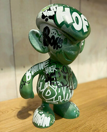 Binkie, boxxschoolrotterdam boxschoolvanthof vanthof van dyson artwork statue artstatue kunstbeeld goudenbeeld