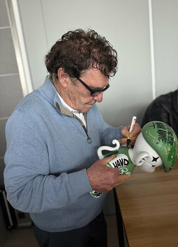 Feyenoord Binkie, Feyenoord Binkie XL, Ginvi Binkie, Feyenoord kunstwerk, Feyenoord 1970, Feyenoord wereldbeker 1970, wereldbeker Feyenoord, Joop van Daele doelpunt, Willem van Hanegem handtekening, Willem van Hanegem gesigneerd, gesigneerde Feyenoord Binkie, Embrace Life kunst, Rob van Embrace Life, Ginvi kunstwerk, Binkie kunstwerk, Binkie limited edition, Feyenoord kunst, Feyenoord fan art, Feyenoord memorabilia, Feyenoord collectors item, Feyenoord beeldje, Feyenoord beeld, Feyenoord kunst aan de muur, Feyenoord design, Feyenoord decoratie, Feyenoord legende, Feyenoord geschiedenis, Feyenoord De Kuip, De Kuip kunstwerk, kunstwerk De Kuip, Feyenoord trots, Feyenoord passie, oranje kunstwerk, Nederlands voetbal kunst, voetbal kunstwerk, voetbal beeldje, voetbal kunst, voetbal fan art, voetbal geschiedenis, Nederlandse club wereldbeker, unieke Feyenoord kunst, handgemaakt kunstwerk Feyenoord, Ginvi streetart, Timo graffiti artiest, graffiti kunst Feyenoord, custom art Feyenoord, Binkie Feyenoord editie, Binkie collectie, Binkie XL 2025, Ginvi kunstcollectie, limited edition Feyenoord, gesigneerde kunst Feyenoord, Willem van Hanegem kunst, uniek Feyenoord item, Feyenoord 1970 herinnering, wereldbeker kunst, voetbal erfgoed, Rotterdam kunst, Rotterdam voetbal kunst, Rotterdam streetart, Ginvi Rotterdam, kunst voor Feyenoord fans, exclusieve Feyenoord kunst