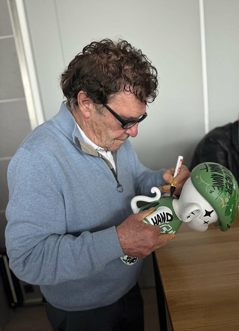 Feyenoord Binkie, Feyenoord Binkie XL, Ginvi Binkie, Feyenoord kunstwerk, Feyenoord 1970, Feyenoord wereldbeker 1970, wereldbeker Feyenoord, Joop van Daele doelpunt, Willem van Hanegem handtekening, Willem van Hanegem gesigneerd, gesigneerde Feyenoord Binkie, Embrace Life kunst, Rob van Embrace Life, Ginvi kunstwerk, Binkie kunstwerk, Binkie limited edition, Feyenoord kunst, Feyenoord fan art, Feyenoord memorabilia, Feyenoord collectors item, Feyenoord beeldje, Feyenoord beeld, Feyenoord kunst aan de muur, Feyenoord design, Feyenoord decoratie, Feyenoord legende, Feyenoord geschiedenis, Feyenoord De Kuip, De Kuip kunstwerk, kunstwerk De Kuip, Feyenoord trots, Feyenoord passie, oranje kunstwerk, Nederlands voetbal kunst, voetbal kunstwerk, voetbal beeldje, voetbal kunst, voetbal fan art, voetbal geschiedenis, Nederlandse club wereldbeker, unieke Feyenoord kunst, handgemaakt kunstwerk Feyenoord, Ginvi streetart, Timo graffiti artiest, graffiti kunst Feyenoord, custom art Feyenoord, Binkie Feyenoord editie, Binkie collectie, Binkie XL 2025, Ginvi kunstcollectie, limited edition Feyenoord, gesigneerde kunst Feyenoord, Willem van Hanegem kunst, uniek Feyenoord item, Feyenoord 1970 herinnering, wereldbeker kunst, voetbal erfgoed, Rotterdam kunst, Rotterdam voetbal kunst, Rotterdam streetart, Ginvi Rotterdam, kunst voor Feyenoord fans, exclusieve Feyenoord kunst