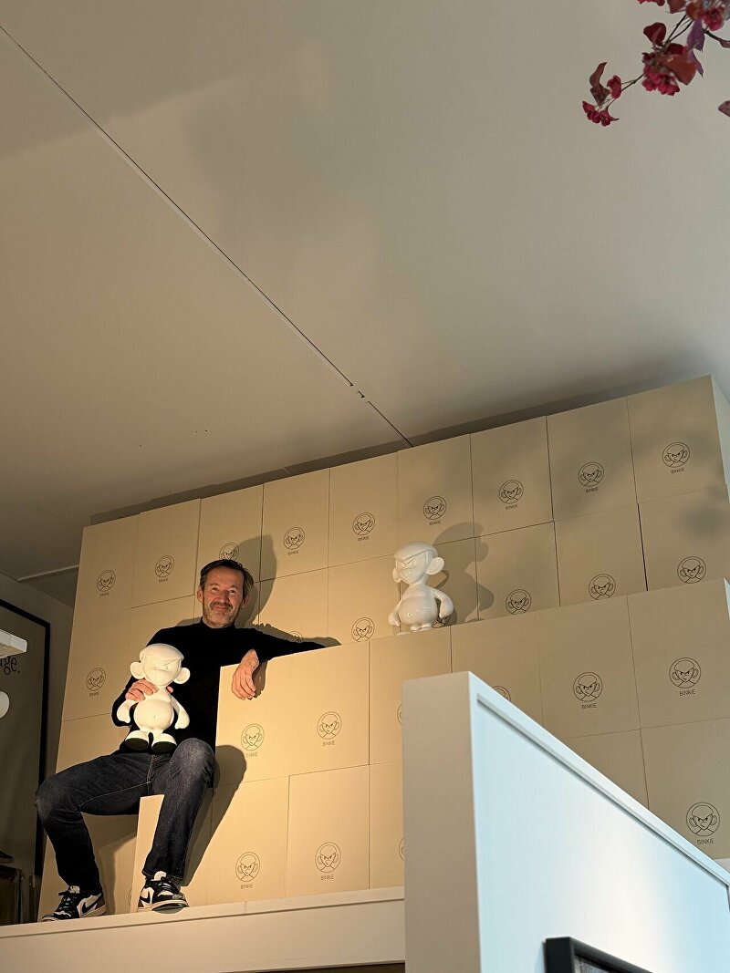 Binkie, Binkie beeld, Binkie kunstobject, Binkie by GINVI, GINVI Art Gallery, kunst galerie Rotterdam, kunst cadeau, relatiegeschenk kunst, design beeld Rotterdam, kunstobject kopen, uniek kunstobject, custom made kunst, gepersonaliseerd kunstwerk, moderne kunst Rotterdam, sculpturen Rotterdam, design sculpturen, luxe giftbox kunst, Binkie XL, handgemaakt beeld, creatief cadeau, limited edition kunst, epoxy kunstwerk, kunst kopen Rotterdam, contemporary art gallery Rotterdam, art gift, custom art sculpture, handmade art, designer sculpture, art object, collectible art, modern art Rotterdam, creative gift, luxury art piece, Dutch art design, GINVI Rotterdam, art studio Rotterdam, unique sculpture gift