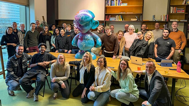 Binkie XL, ginvi art gallery, Timothy van Diesen, Rotterdams cadeau, kunst cadeau Rotterdam, MKB Brandstof 20 jaar, DBF Rotterdam, kunstproject Rotterdam, uniek kunstwerk, artistieke samenwerking, bedrijfsjubileum cadeau, kunst voor bedrijven, maatwerk kunstwerk, Rotterdams kunstwerk, kunstenaarscollectief Rotterdam, atelier kunst Rotterdam, branding met kunst, corporate art gifts, zakelijke kunstcadeaus, speciaal jubileum cadeau, Binkie kunstwerk, kunst laten maken Rotterdam, kunst voor kantoor, jubileum kunst cadeau