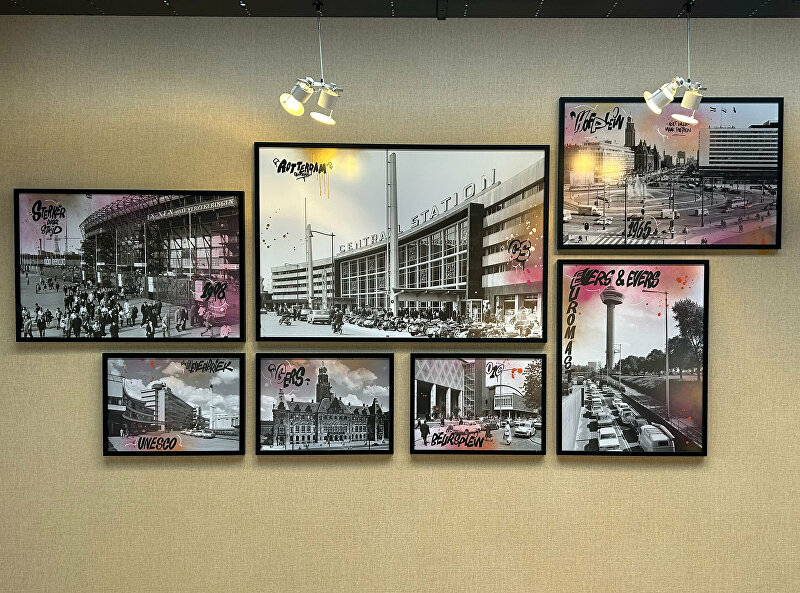 Rotterdam collage kantoor, historische foto’s Rotterdam aan de muur, maatwerk wanddecoratie kantoor, graffiti kunst op kantoor, bedrijfsinterieur met karakter, grote kale muur aankleden, fotocollage op maat bedrijf, wanddecoratie met mat zwarte lijsten, schilderij kopen Rotterdam, schilderij laten maken rotterdam, interieurconcept kantoor Rotterdam, custom wall art Rotterdam