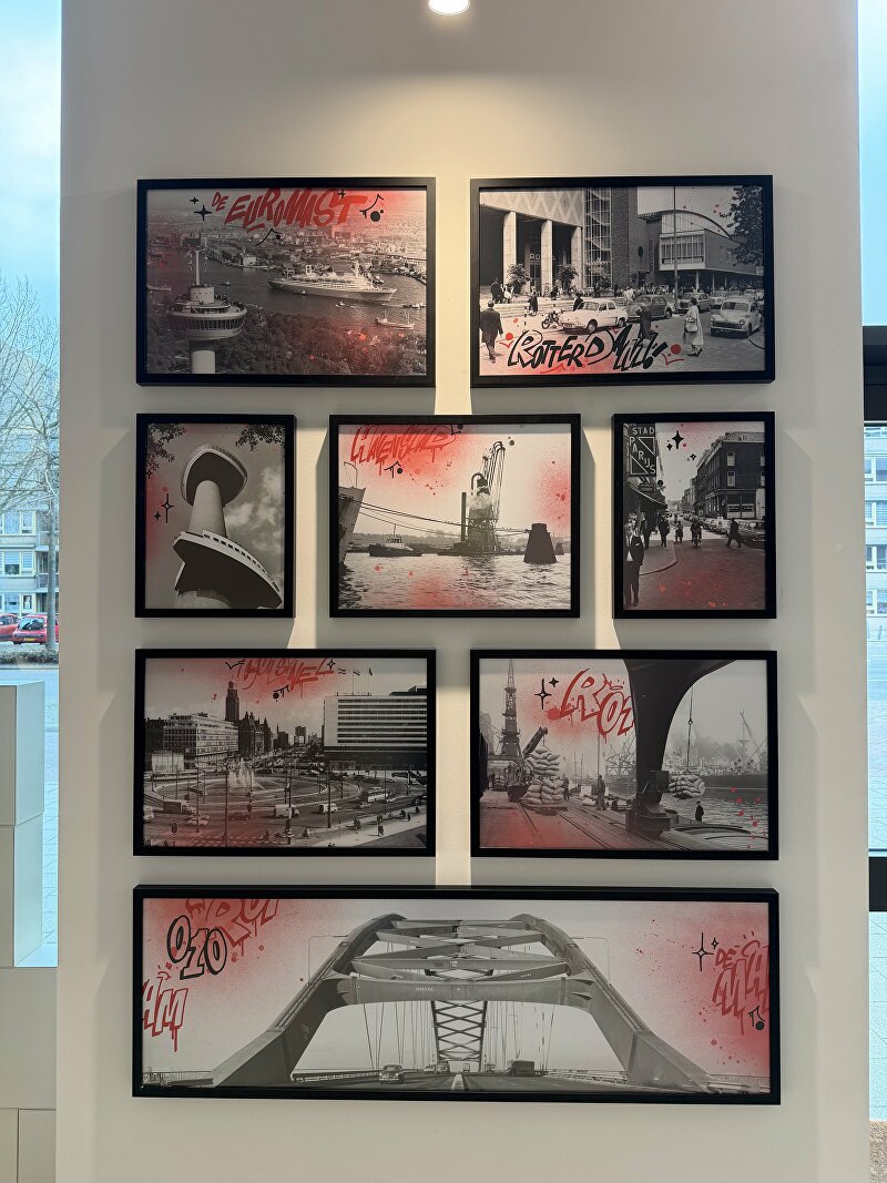 historische collage wand, Rotterdam wanddecoratie, haven wanddecoratie, Rotterdam kunst aan de muur, graffiti kunst op foto, custom collage wand, op maat gemaakte wanddecoratie, zwart wit foto kunst, moderne historische kunst, Rotterdam haven fotoarchief, street art interieur, industriële wanddecoratie, grote wandcollage, kunst met graffiti accent, exclusieve wandkunst, kantoor wanddecoratie op maat, horeca wanddecoratie Rotterdam, gepersonaliseerde fotowand, mat zwarte lijsten kunst, unieke kunst Rotterdam